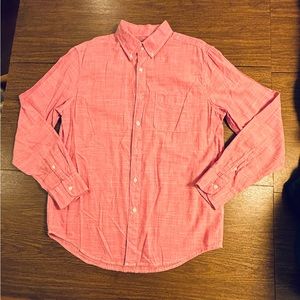 EUC Men’s L/S American Eagle solid Berry Red cross grain shirt. Medium